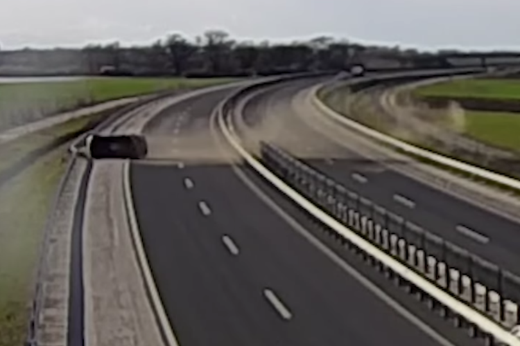 Szalagkorlátnak csapódott az M85-ösön, az első autós simán elhajtott mellette - Videó