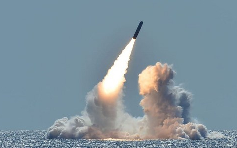 Ukrajnai háború - Kreml: kemény lesz a válasz, ha nagy hatótávolságú fegyverekkel támadják Oroszországot