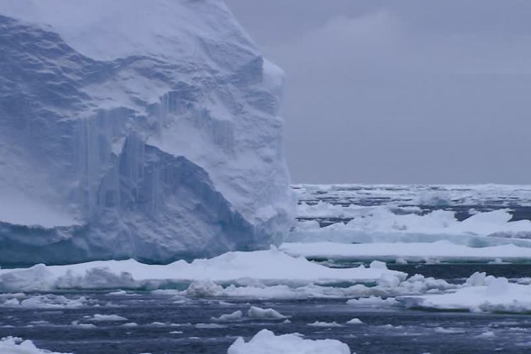 Hatalmas jéghegy készül leválni az Antarktisz-félszigetről