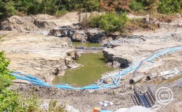 Parajd - Bevezették a Korond-patak vizét a bánya fölött megépített csőrendszerbe